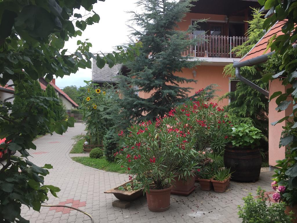 Valentin Vendeghaz Hotel Balatonlelle Buitenkant foto